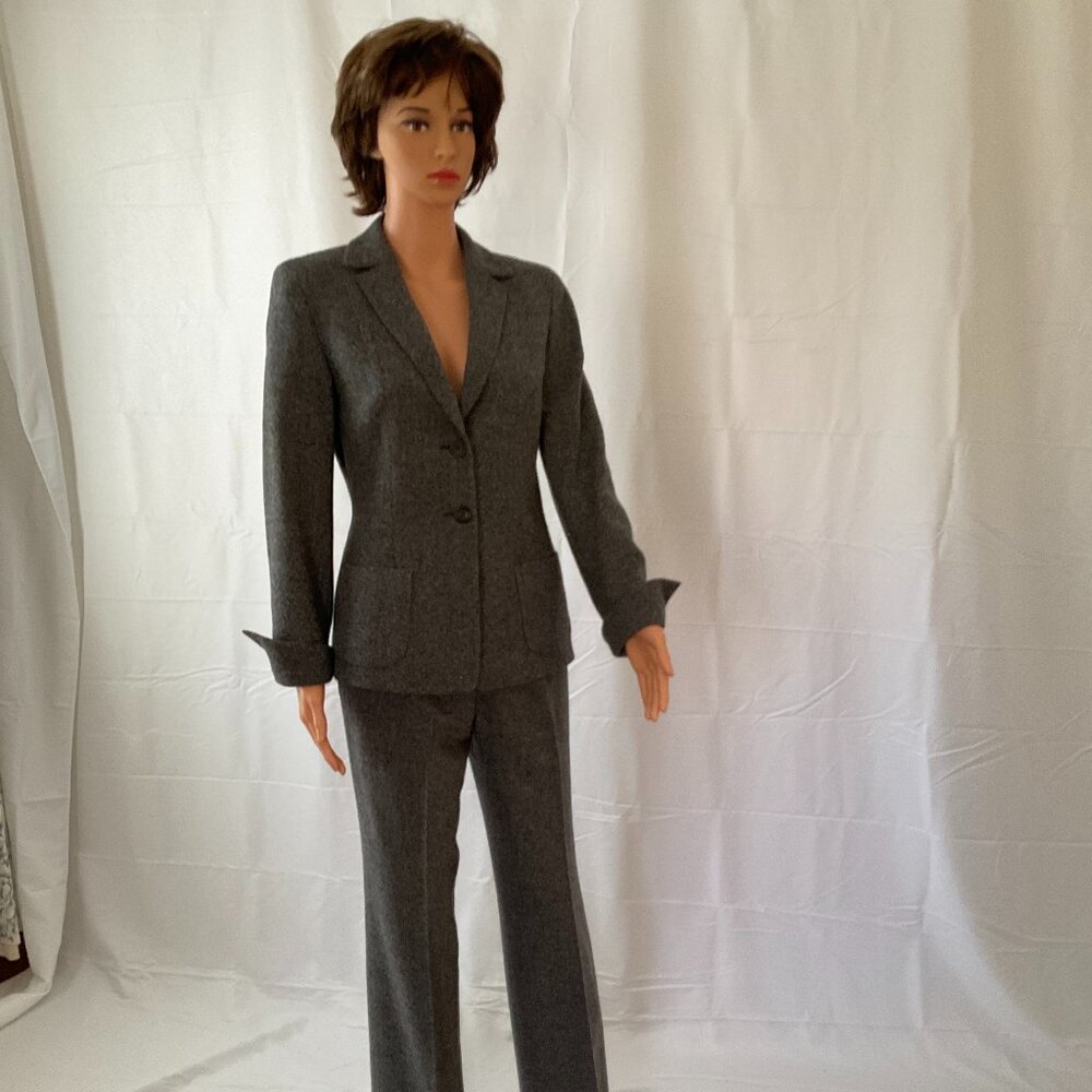 VINTAGE KS Selection Gray 2-piece Tweed Pant Suit. Size 6. Classic/Chic/Timeless
